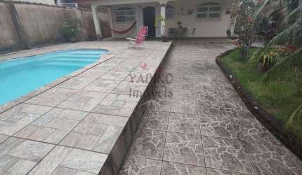 Casa térrea com amplo quintal, piscina e 03 dormitórios.