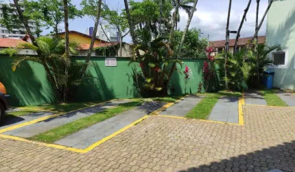 Casa em Világio em frente a praia, no centro de Bertioga.