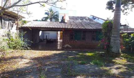 Casa independente térrea a 100 metros da praia, com 06 vagas.