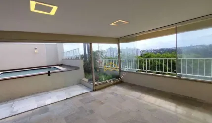 Casa luxuosa à venda em condomínio de alto padrão.