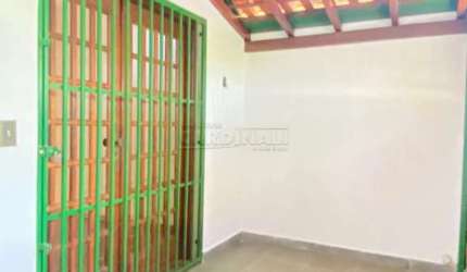 casa de três dormitórios sendo um suíte.