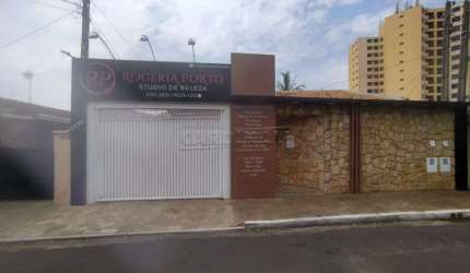 Sala com 02 espaços para atendimento  e 01 banheiro privativo