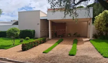 Linda casa em condomínio