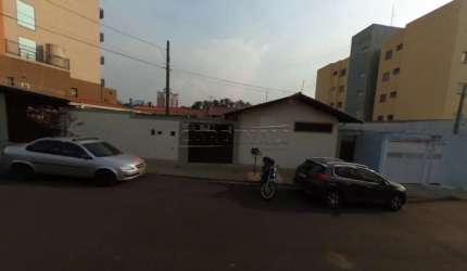 Casa muito bem localizado, Frente para uma Rua e fundos para Marginal.