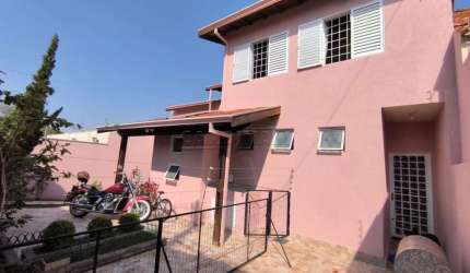 Casa Assobradada no bairro Jardim Santa Marta com Câmeras e vigia sempre com Ronda.
