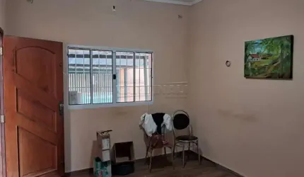 Casa com ótima localização, terreno grande com 02 ediculas