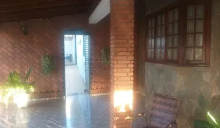 Casa de esquina com 3 quartos, churrasqueira e garagem para 5 carros - R$850.000,00