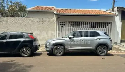 Imóvel muito bem localizado, de frente com uma linda praça, bem próximo a Avenida Miguel Petroni.