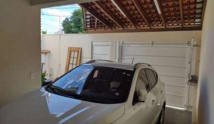 Casa residencial com ótima localização, rua principal do bairro