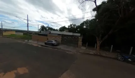 Imóvel Muito bem Localizado e pronto para morar com muito Conforto, de esquina sem vizinhos ao redor.