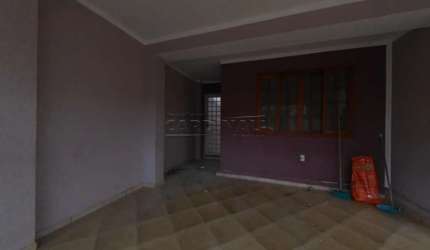 Casa de 4 dormitórios, sendo dois suítes com boa localização.