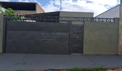 Casa com ótima localização, estrutura para sobrado