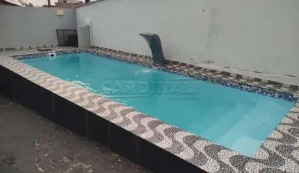 1 dormitório  1sala 1 cozinha 1 banheiro  1 lavanderia  1 piscina  1 área de churrasco