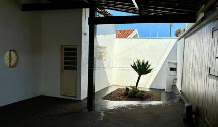 Oportunidade de adquirir uma casa com piscina na Vila Xavier.