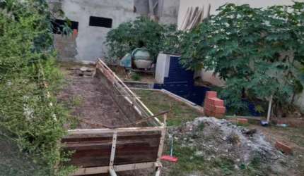 Casa em obra em excelente localização.
