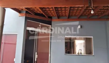 Casa com ótima localização, 02 dormitórios com suíte