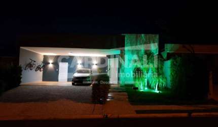 Linda casa com piscina no Condomínio Acácias 2