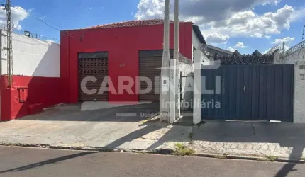 Casa com Salão individual com excelente localização para comércio.