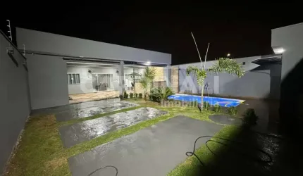 Casa com piscina,  quintal amplo e área de lazer completa