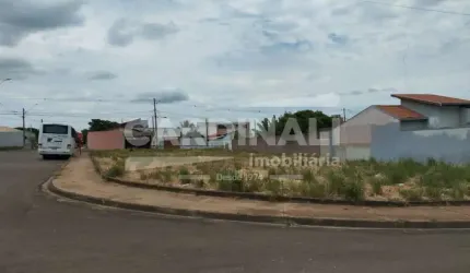 Terreno localizado no bairro Jardim Embare, plano e pronto para construir.