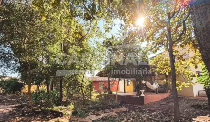 Linda chácara com ótima localização, arquitetura diferente na construção com muito bom gosto, com salão amplo com banheiro e cozinha