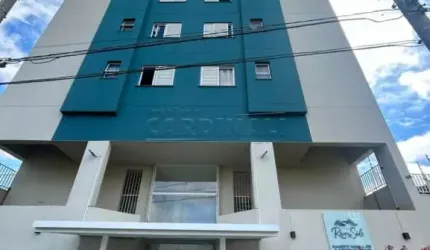 Apartamento na cobertura com dois dormitórios sendo um suíte.