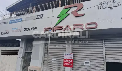 Salão comercial com ótima localização, com prateleiras pronto para seu comercio.