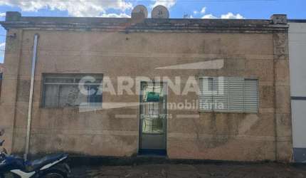 Casa com boa localização, próximo supermercados e comércio.