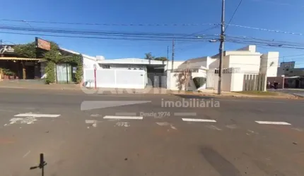 casa de três dormitórios com ótima localização.