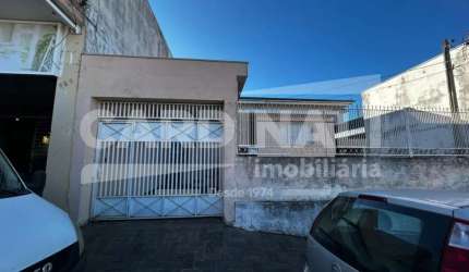 casa de três dormitórios com dois banheiros e duas vagas de garagem