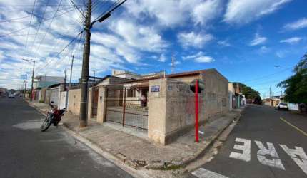 Casa com 3 dormitórios sendo 1 suíte em São Carlos.