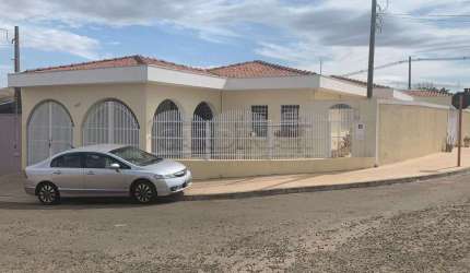 Casa bem ampla e com quintal espaçoso com ótima localização