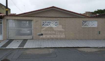Casa ISOLADA no Solemar, 4 dormitórios, piscina, edícula, confira na imobiliária em Praia Grande.