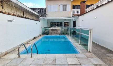 Sobrado de 2 dormitórios, edícula e piscina na Aviação, só na imobiliária em Praia Grande.