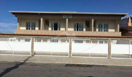 Casa sobreposta de condomínio com 2 dorms. (2 suítes), somente aqui na imobiliária Morada na Praia.