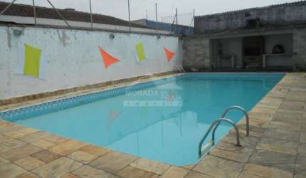 Casa no Boqueirão com 3 dormitórios, edícula e piscina, confira na imobiliária em Praia Grande.