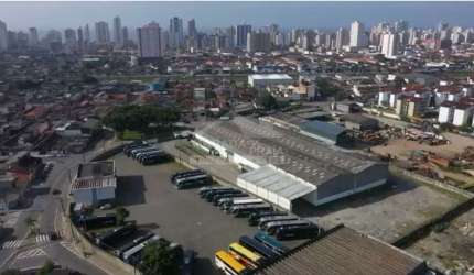 Galpão com 11mil metros de área total e 4200 metros útil.