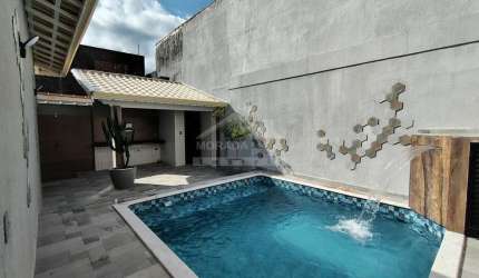 Casa ISOLADA no Caiçara, 4 suítes, 3 vagas, piscina, confira em Praia Grande.