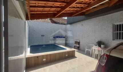 Casa com piscina aquecida e churrasqueira na Ocian, Praia Grande, SP.