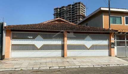 Casa TÉRREA e SENSACIONAL na Guilhermina, 4 dormitórios, área gourmet, só em Praia Grande.