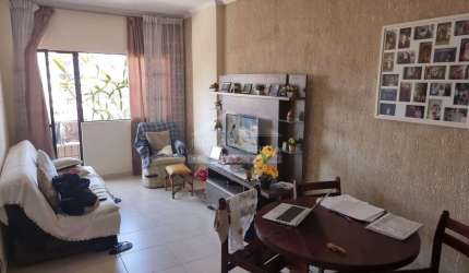 Apartamento a 100 metros da praia, com 2 banheiros, sacada, ótimo espaço interno.