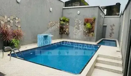 Casa de condominio sobreposta alta com piscina
