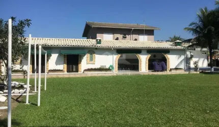 Casa MOBILIADA à 200 metros da praia com piscina e edícula, só na imobiliária em Praia Grande.