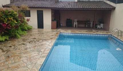 Sobrado ISOLADO no Canto do Forte, 5 dormitórios, 8 vagas, piscina, confira em Praia Grande.
