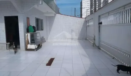 Sobrado ISOLADO na Mirim, 3 suítes, sacadas, 7 vagas, confira na imobiliária em Praia Grande.