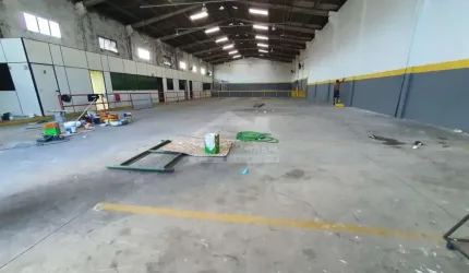 Galpão no Tude Bastos, 1.000 m², Confira na Imobiliária em Praia Grande.