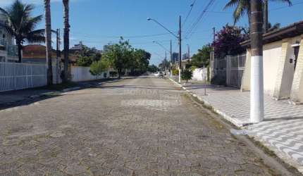 Casa ISOLADA no Canto do Forte, 3 dormitórios, piscina, churrasqueira, confira em Praia Grande.
