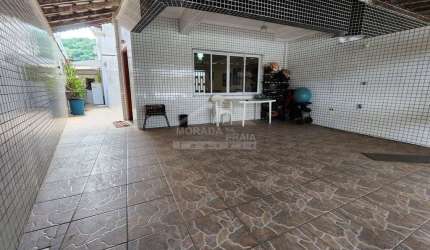 Sobrado no Canto do Forte, 3 dormitórios, sacada, quintal, confira na imobiliária Morada na Praia.