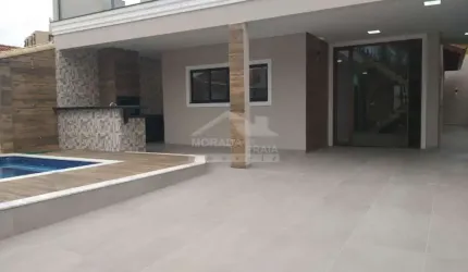 Sobrado ISOLADO de alto padrão no Flórida, 3 suítes, 4 vagas, piscina, confira em Praia Grande.