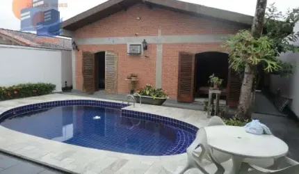 Casa Moderna Bem Localizada c/ Edícula e Piscina Enseada Guarujá